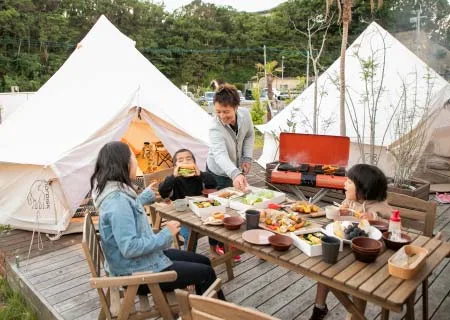 키즈롯지 전용 데크에서 즐기는 가족 바비큐